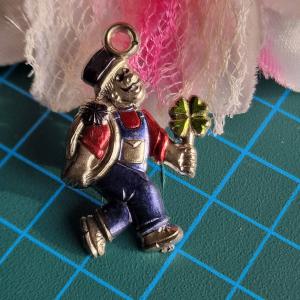 MED129A - Kéményseprő medál 22x38mm - zöld lóherével