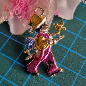 MED129B - Kéményseprő medál 22x38mm - arany madárral