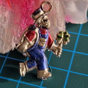 MED129D - Kéményseprő medál 22x38mm - lóherével