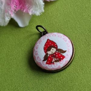 MED131 - Handmade - Piroska szövet díszítésű medál