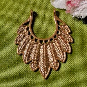 MED17 - Arany színű levelek medál 33x40mm