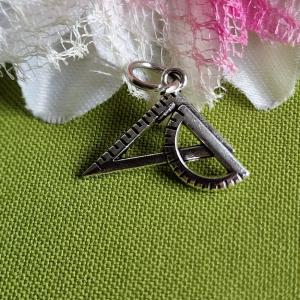 MED67 - Ezüst színű mérnök medál 25x19mm - vonalzó és szögmérő