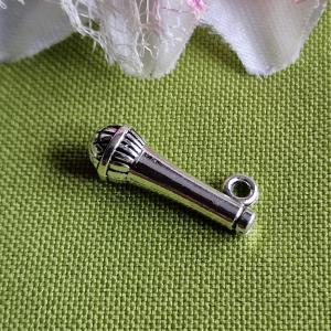 MED97 - Ezüst színű zenész medál 21x7mm – mikrofon