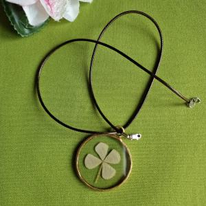 NYM31 - Préselt lóhere medál viaszolt zsinóron