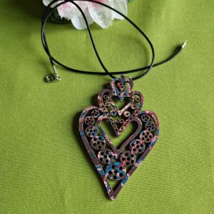 NYM33 - Szivek fa medál viaszolt zsinóron