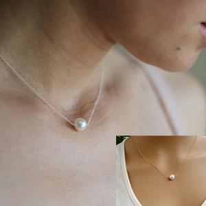 NYM56 - Ezüst színű nyaklánc fehér teklagyönggyel