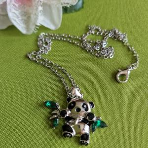 NYM60 - Pandamacis nyaklánc zöld strasszkövekkel - nyaklánc medállal