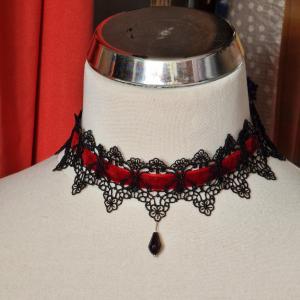 NYM78B - Fekete csipke szalagból készült nyakék, nyaklánc gót stílusban - piros