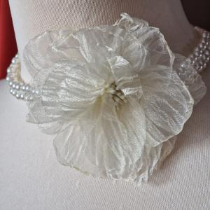 NYM80 - Fehér organza virággal ékesített gyöngysorok, nyakék