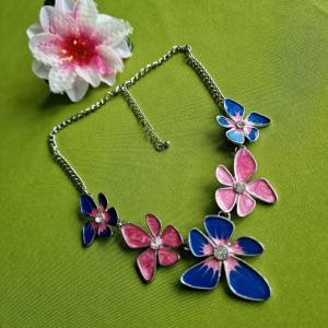 NYM83 - Tüzzománcozott kék és rózsaszín virágos nyaklánc, nyakék