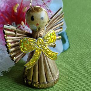 OTT107 - Karácsonyi szalma dekor - Csillogós arany díszítésű angyalka