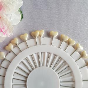 RÖV46 - 55mm-es szív alakú, Gyöngyház/törtfehér fejű dísz gombostű