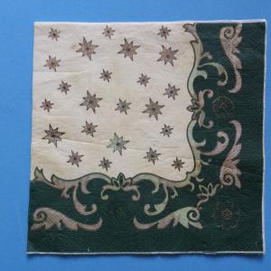 SZV29 Dekoupage - Arany csillagok ekrü alapon fenyőzöld széllel 3 rétegű szalvéta