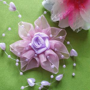 VIR04 - Gyöngyös szilikon szálas organza virág szatén rózsával - levendula lila szív