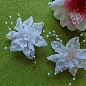 VIR09 - Gyöngyös szilikon szálas organza virág szatén rózsával - fehér fehér