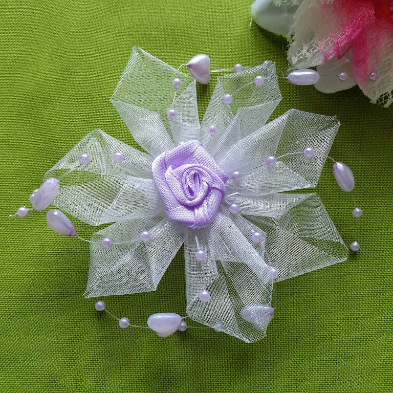 VIR08 - Gyöngyös szilikon szálas organza virág szatén rózsával - fehér lila szív