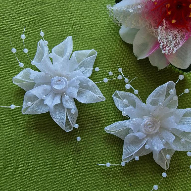 VIR09 - Gyöngyös szilikon szálas organza virág szatén rózsával - fehér fehér