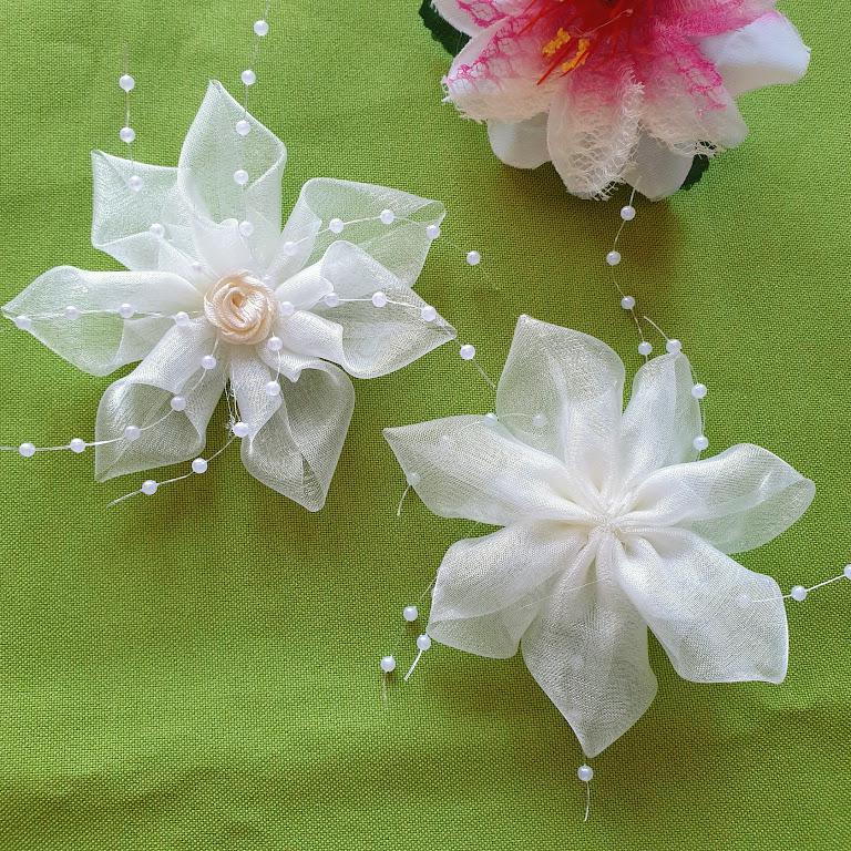 VIR10 - Gyöngyös szilikon szálas organza virág szatén rózsával - fehér bézs rózsa