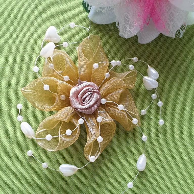 VIR12 - Gyöngyös szilikon szálas organza virág szatén rózsával - arany bézs szív