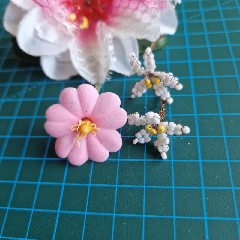 VIR24 - 3db virág - 2db gyöngyből készült + 1db selyem