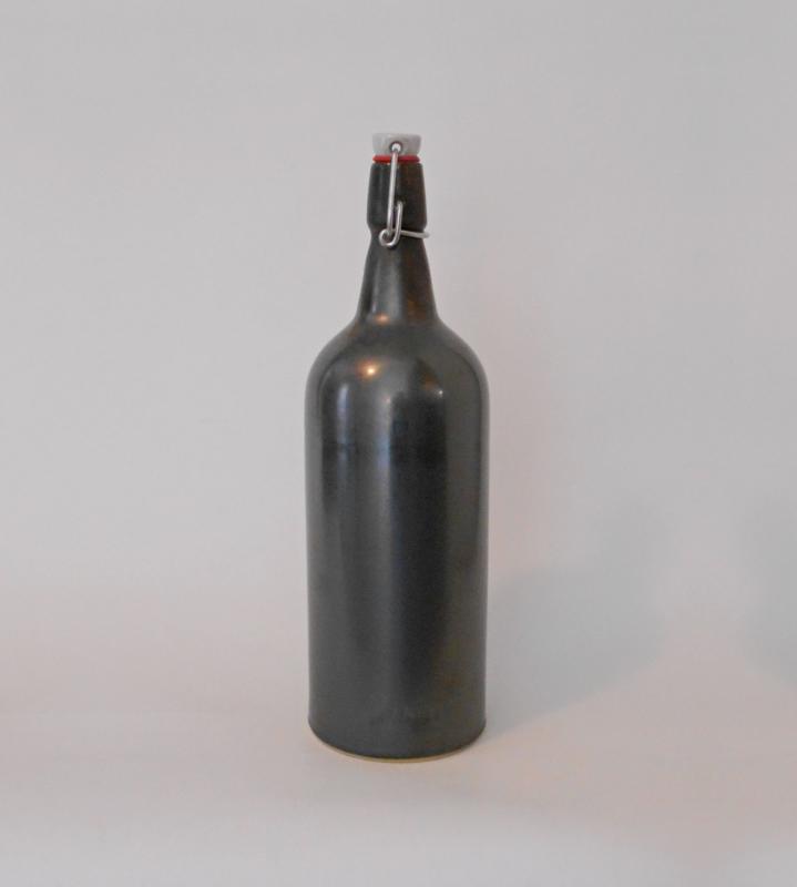 1,5l-es csatos palack, grafit