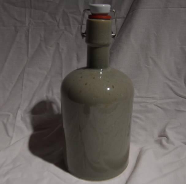 2 l-es csatos palack, cement színű
