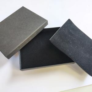 Prémium karton díszdoboz palaszürke színben – 120×90×20 mm