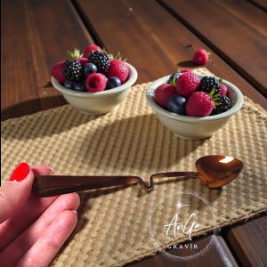 Különleges szív alakú kanál, hajlított nyéllel, magenta-arany