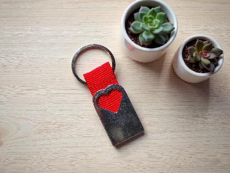 Fém kulcstartó piros, textil részlettel