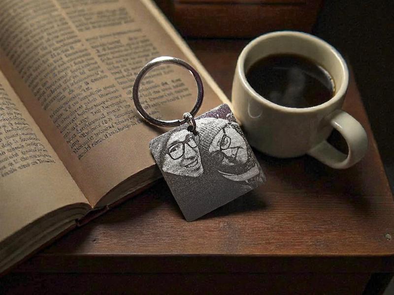 Négyzet fém kulcstartó