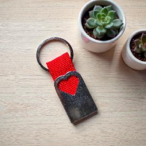 Fém kulcstartó piros, textil részlettel