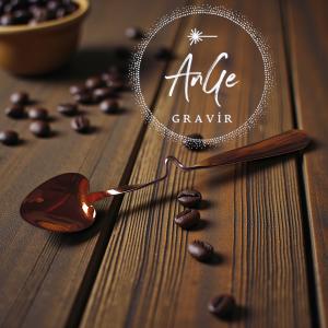 Különleges szív alakú kanál, hajlított nyéllel, magenta-arany