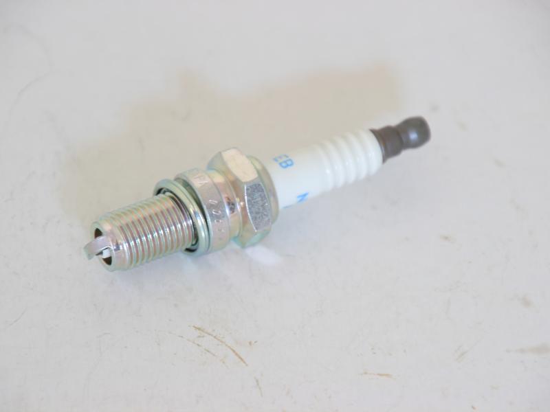 gyújtógyertya NGK DR8EB zavarszűrős fix véggel NGK