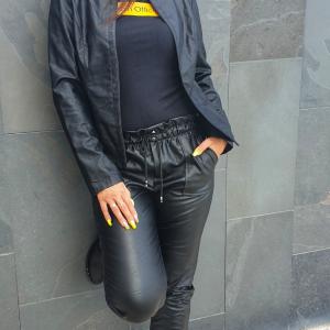 Gumis derekú műbőr Nadrág