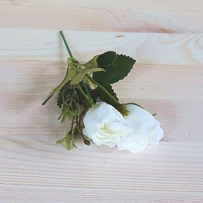 Bimbós fehér rózsa levéllel, 2 virágú. Rózsa mérete: 25x40 mm, teljes hossza: 145 mm