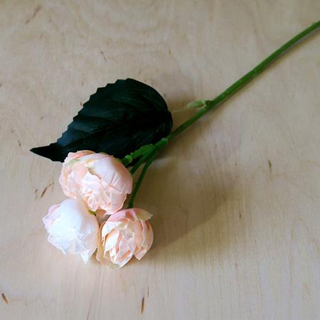 Bimbós rózsa barackvirág szín levéllel. Fej mérete: 27x27 mm