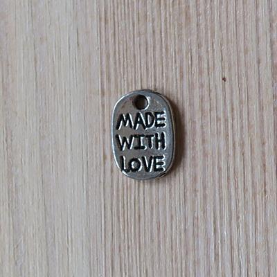Charm, »made with love« . Mérete: 8x12 mm