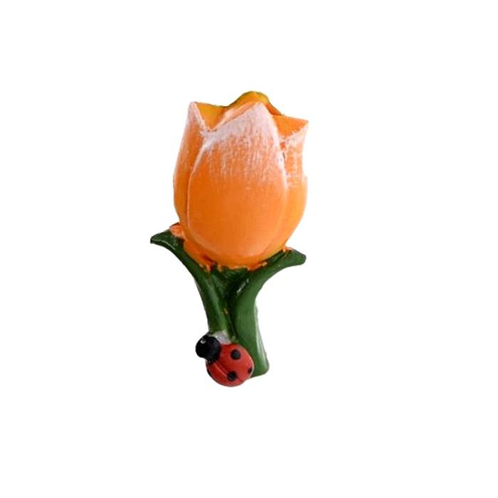 Csipeszes virág, narancssárga tulipán, polyresin. Mérete: 28x23x5 mm