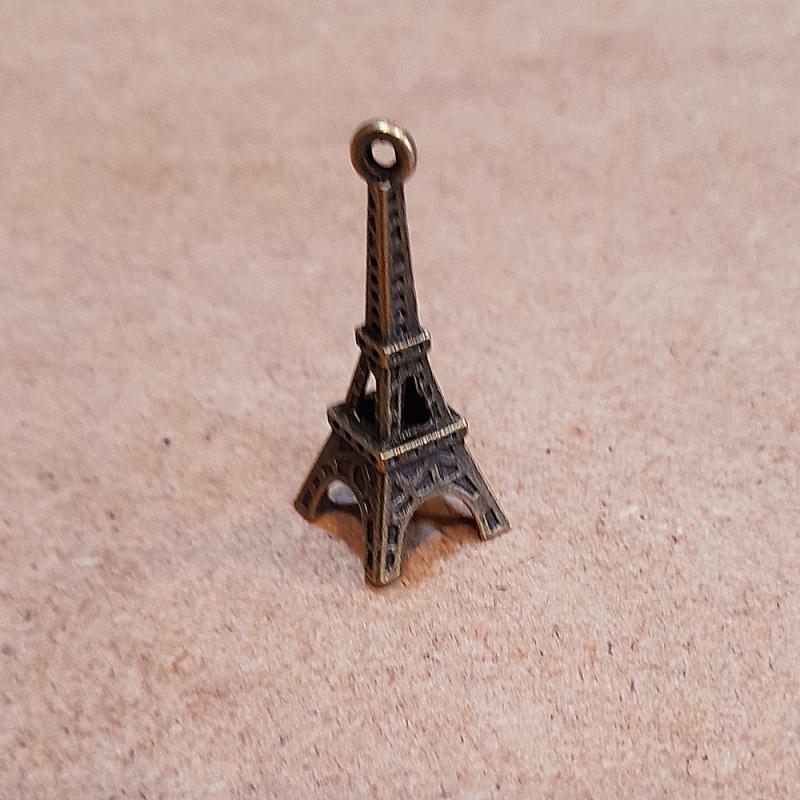 Eiffel torony, bronz szinű. Mérete: 15x36 mm