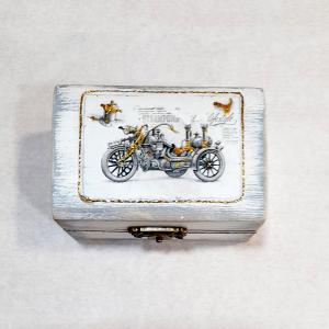 Fehér vintage dobozka, steampunk motorral. Mérete: 90x55x20 mm