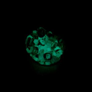 Pici gömb függő, átlátszó, sötétben foszforeszkál. Átmérő: 15 mm