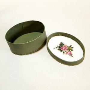 Rózsás zöld ovális dobozka. Mérete: 8x6x3,5 cm