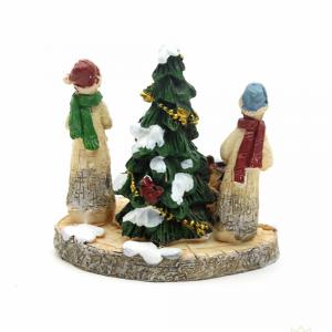 Téli falu figura - gyerekek karácsonyfával. Mérete: 65x65x45 mm