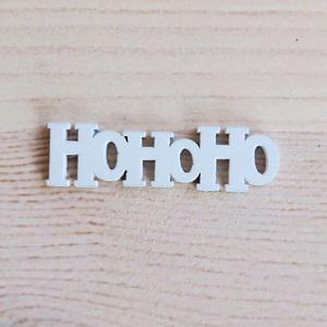 Fa 'Hohoho' felirat, fehér mini. Mérete: 1,2x4,5 cm