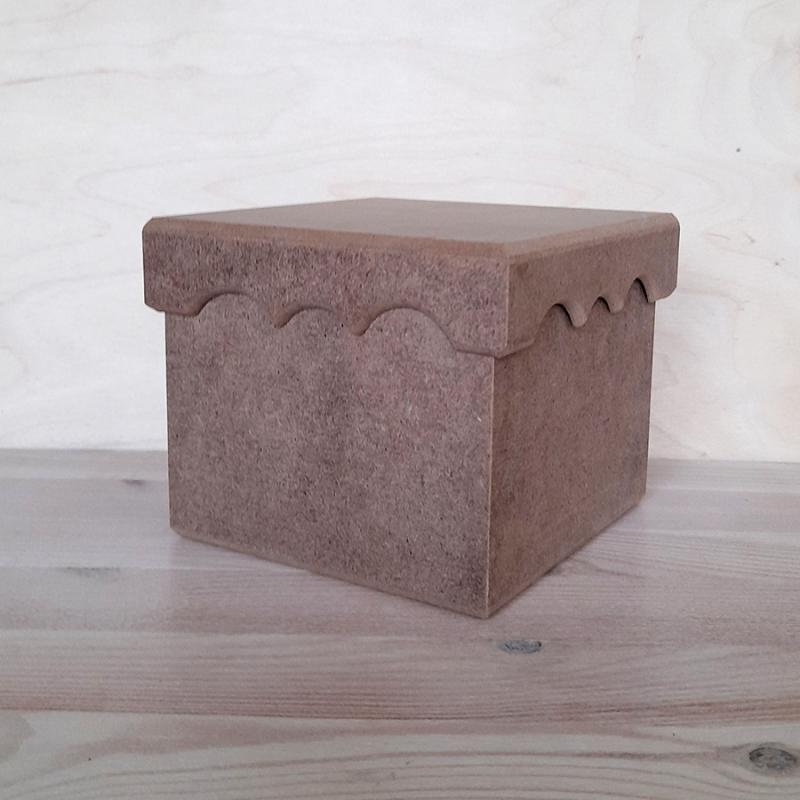 Fedeles négyszögletes doboz, mérete: 13x13x11 cm