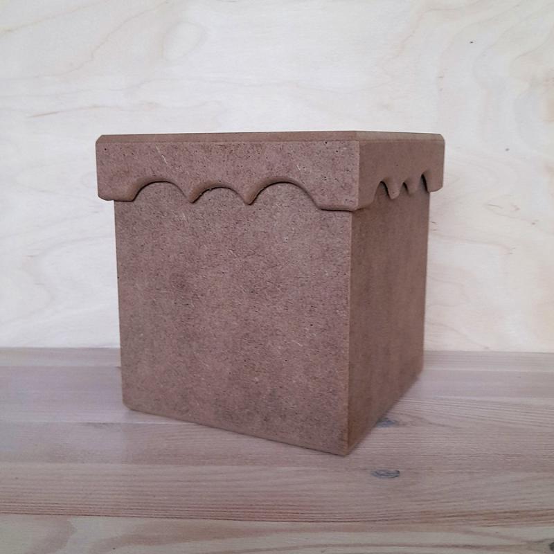 Fedeles négyszögletes doboz, mérete: 13x13x14 cm