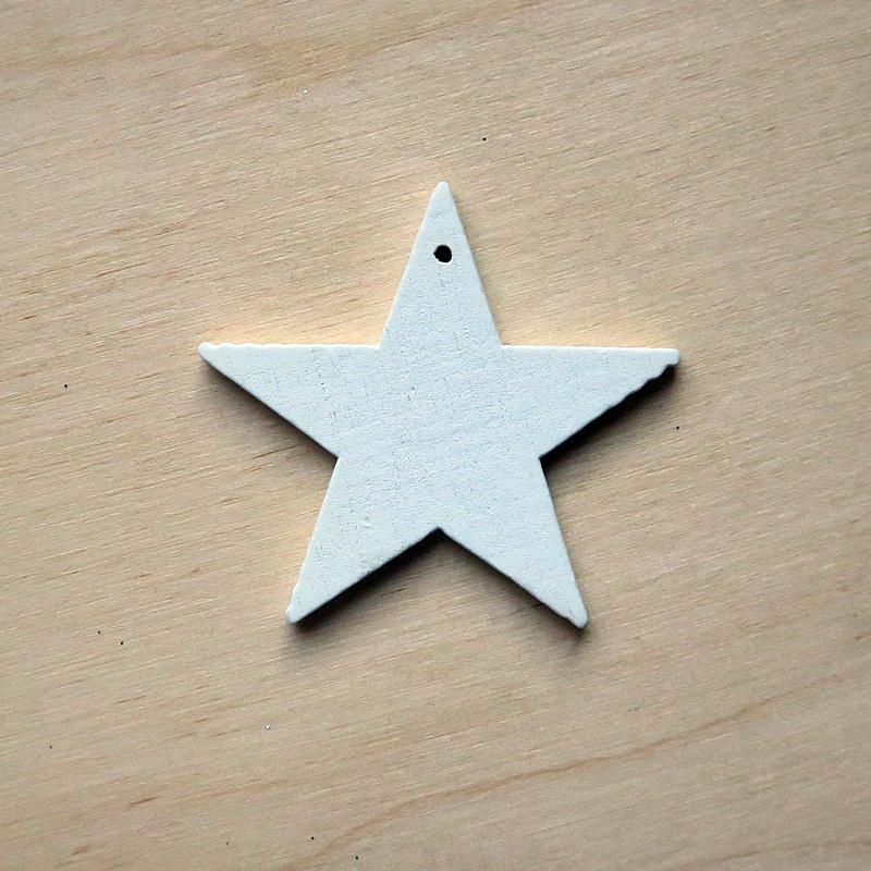 Fehér fa csillag, lyukkal. Mérete: 45 mm