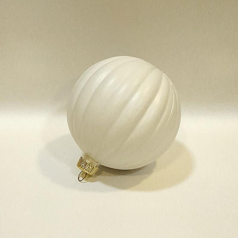 Fehér műanyag csikos gömb, mérete: 11 cm