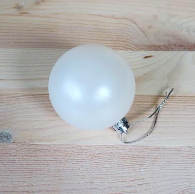 Fehér műanyag gömb, ezüst akasztóval. Átmérő: 55 mm