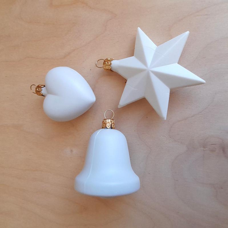 Fehér műanyag szett: szív, harang, csillag. Mérete: 6 cm